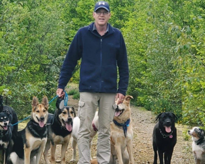 Alpha Theory & Dog Dominance Explained: Temperament vs Pack Role in Dogs